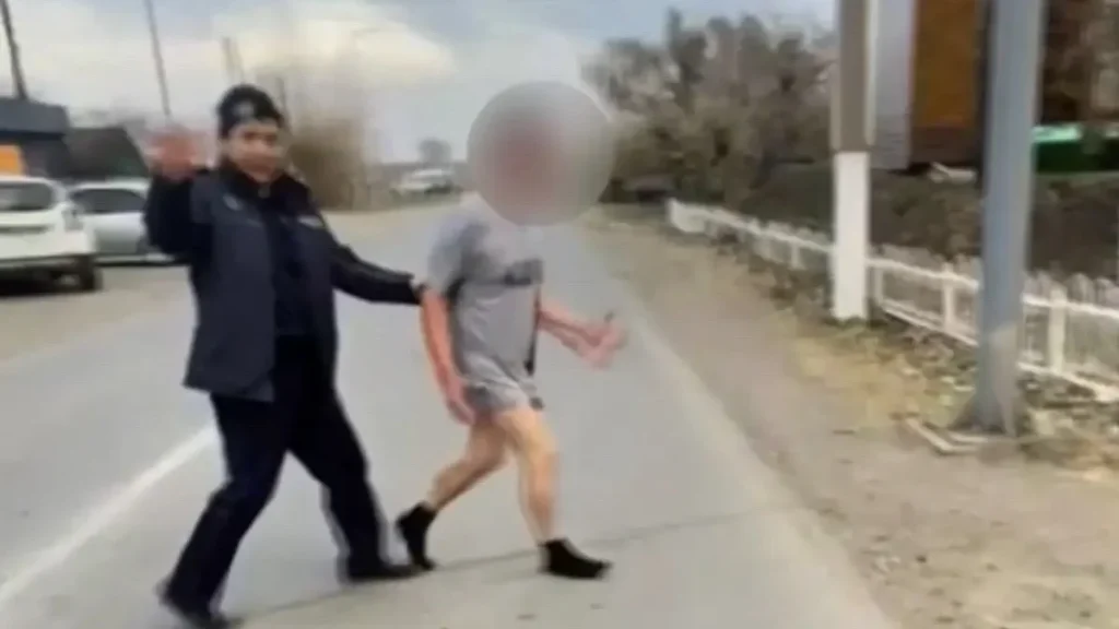 СҚО-да жартылай жалаңаш ауыл тұрғыны өзін өзі пышақтап, жұртты шошытты (ВИДЕО)