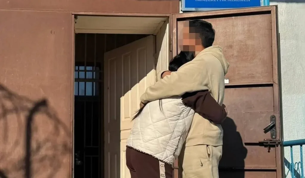 Абай облысында түрменің алдында ерлі-зайыпты бір-бірін құшақтап, көз жасына ерік берді