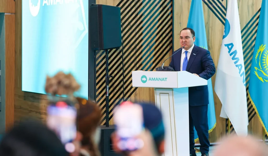 «AMANAT» атқа мініп, Қазақстанға жеткен қандастарға құрмет көрсетті