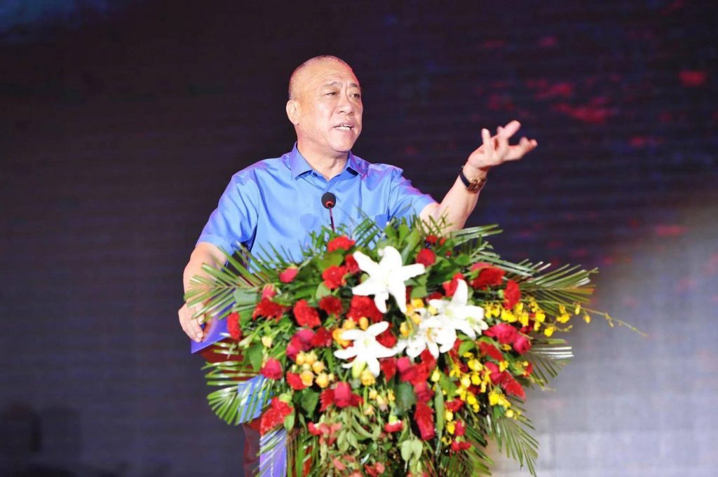 «Не босс, а мечта»: Как китайский предприниматель 12 лет подряд раздает миллионы своим сотрудникам и студентам