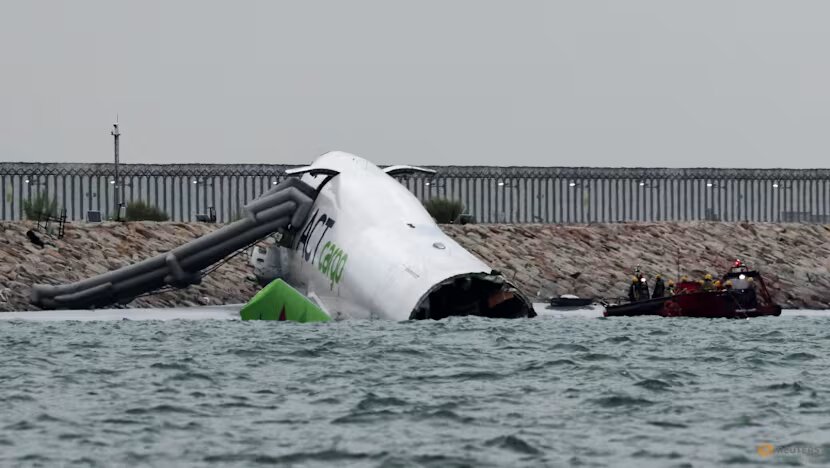 В Гонконге самолет выкатился за пределы ВПП, погибли два человека