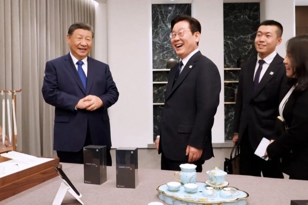 Си Цзиньпин подарил президенту Южной Кореи смартфоны Xiaomi во время визита в Кёнджу