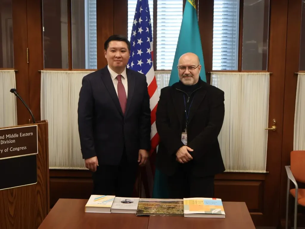 АҚШ конгресмендері Қазақстан туралы кітаптар оқыды