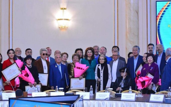 Алматыда мәдениет және өнер қызметкерлеріне Президент стипендиясы табыс етілді