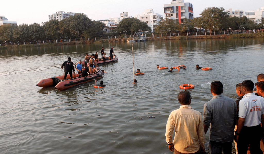 Үндістанда бір топ оқушы суға батып кетті