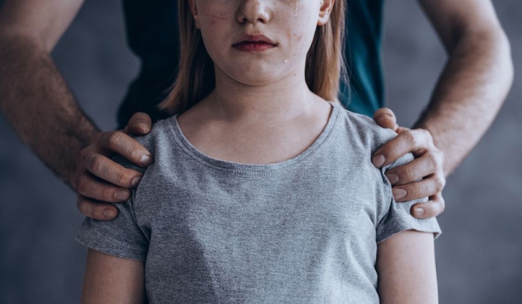 «Айғайласаң өлтірем»: Талдықорғанда оқушы қызға шабуыл жасаған жігіт ұсталды