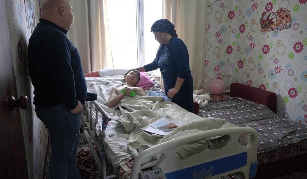 Оқушы қызды марихуана шегіп мүгедек қылған жүргізуші сот залынан босап шықты