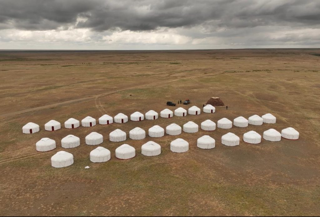 «Салиқалы ұрпақ» қоры су тасқынынан зардап шеккен ауылдарға киіз үйлер жіберді