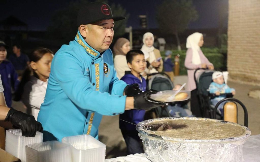 Түркістанда түнгі музейге келген қонақтарға хәлім ботқа таратылды