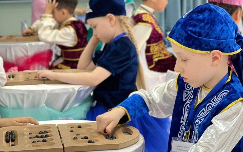 Түркия бүлдіршіндері балабақшада қазақтың ұлттық ойынын ойнайды