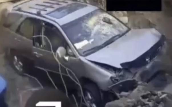 Таразда құбыр жөндеу үшін қазылған шұңқырға көлік түсіп кетті