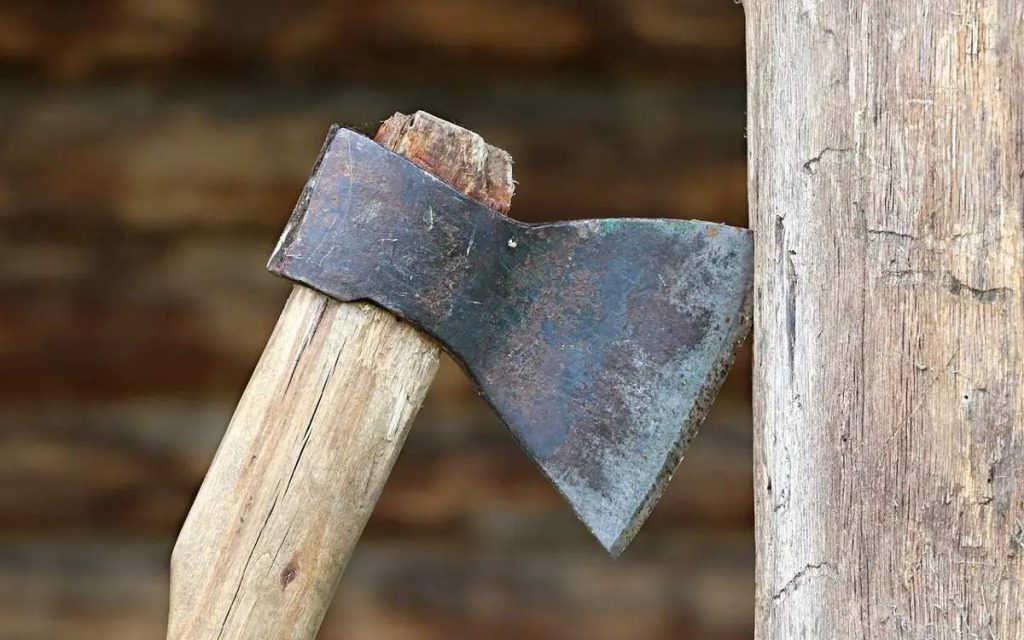 Алматыда құрылысшы басшысын балтамен өлтірмек болған