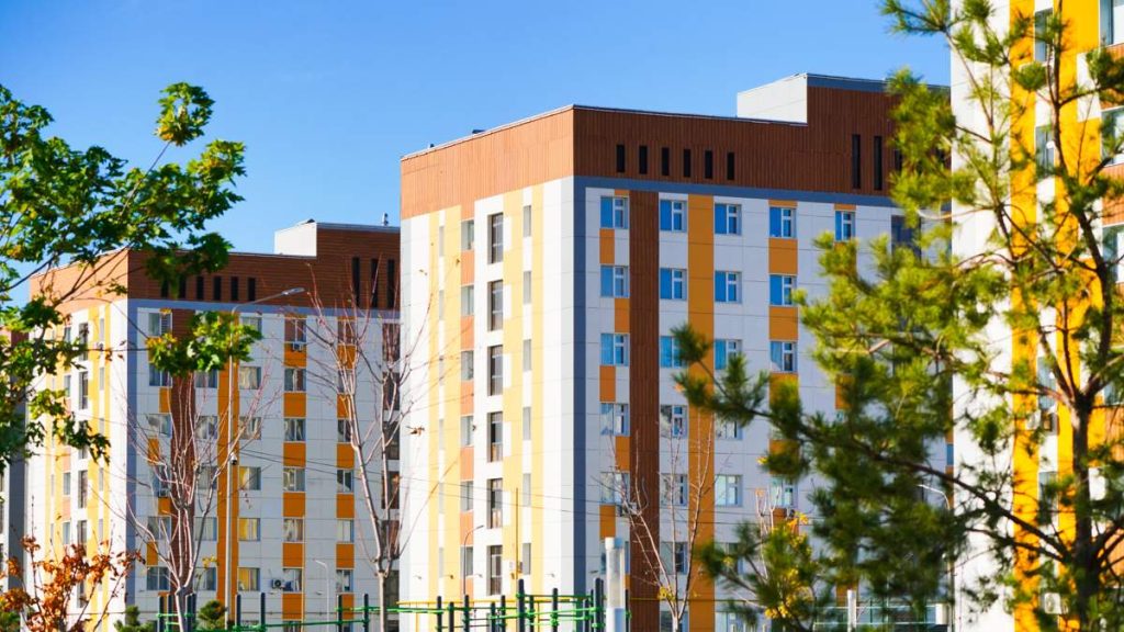 Досаев Алматыда пәтерлерін ала алмай жүрген 200 үлескерге көмектесе алмайтынын айтты