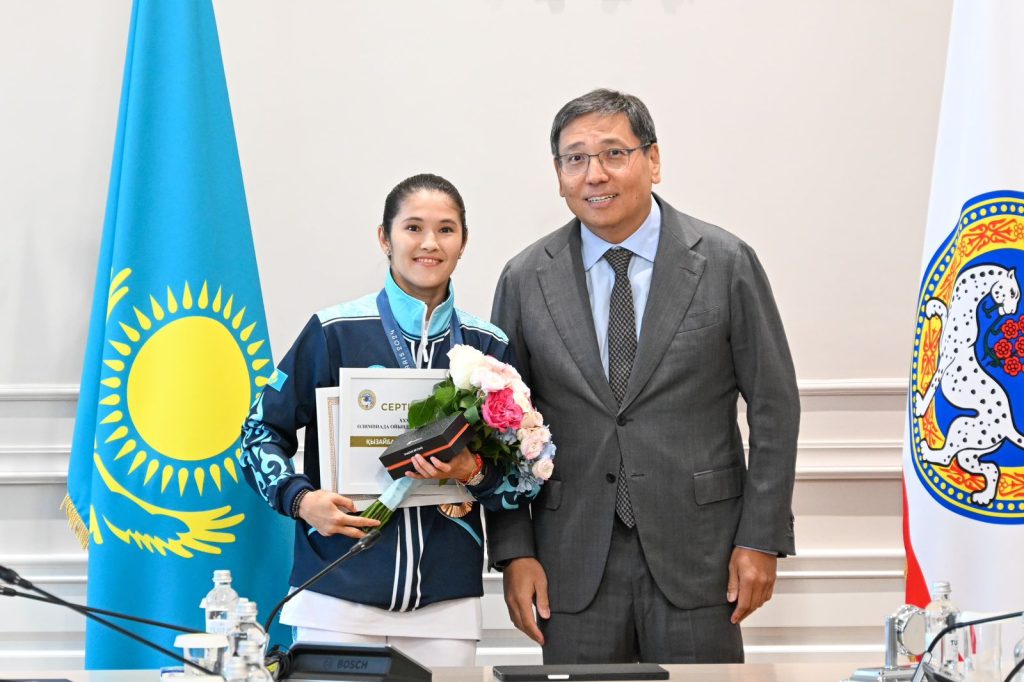 «Еңбекқорлықтың арқасы»: Алматы әкімі Назым Қызайбай бастаған атлеттерге бағалы сыйлықтар берді