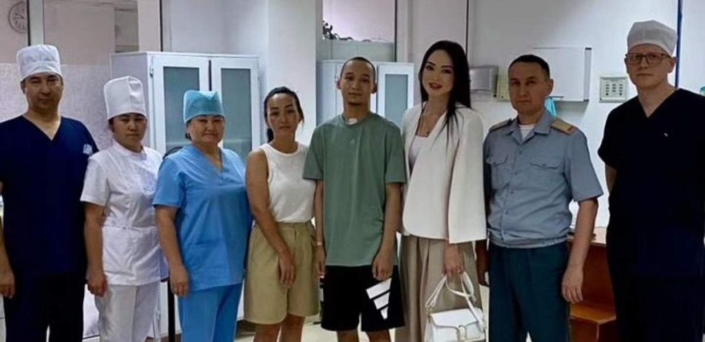 Отарда әлімжеттіктің кесірінен комаға түскен сарбаз ауруханадан шықты