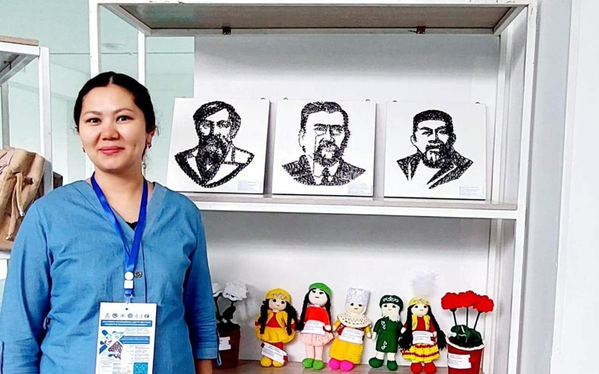 Шуақты Леоне бізге сексуалды қара іш киіммен суретке түседі Шуақты Леоне бізге сексуалды қара іш киіммен суретке түседі