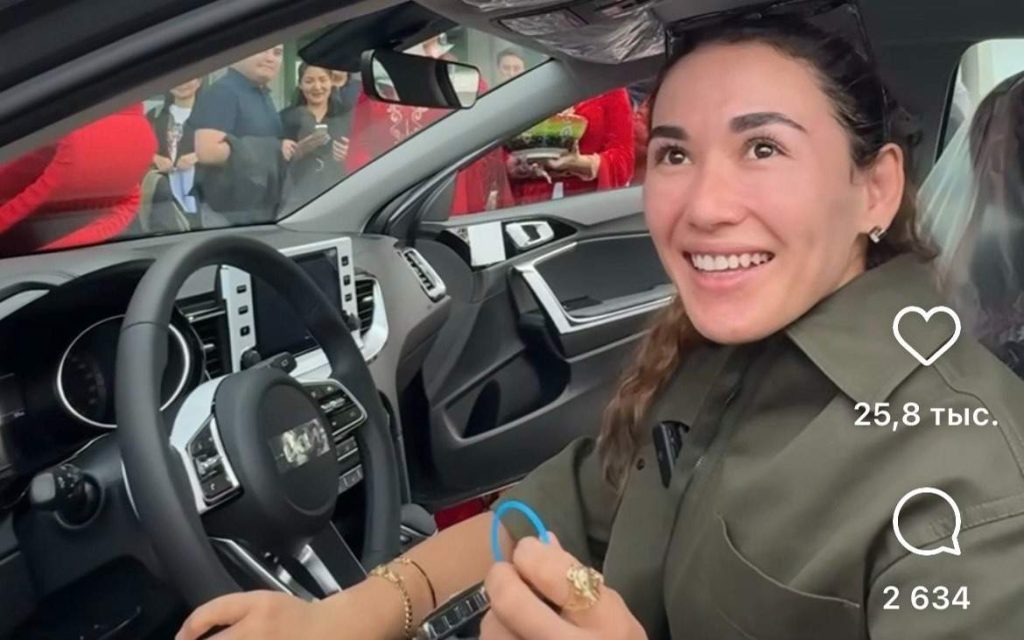 Депутат Әбиба Әбужақыноваға көлік сыйлады