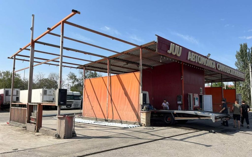 Алматыда тағы бір заңсыз салынған көлік жуу нысаны бұзылды