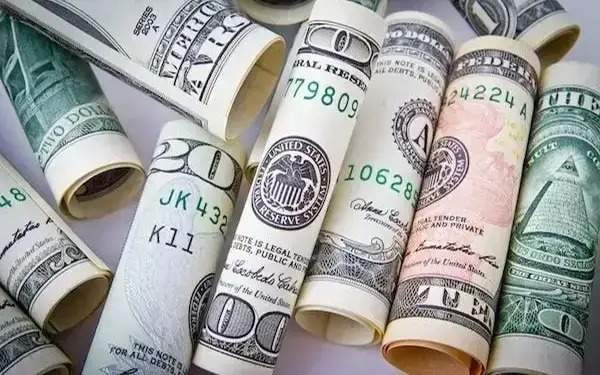 Ұлттық валюта құлдырап, доллар бағамы 490 теңгеден асып кетті