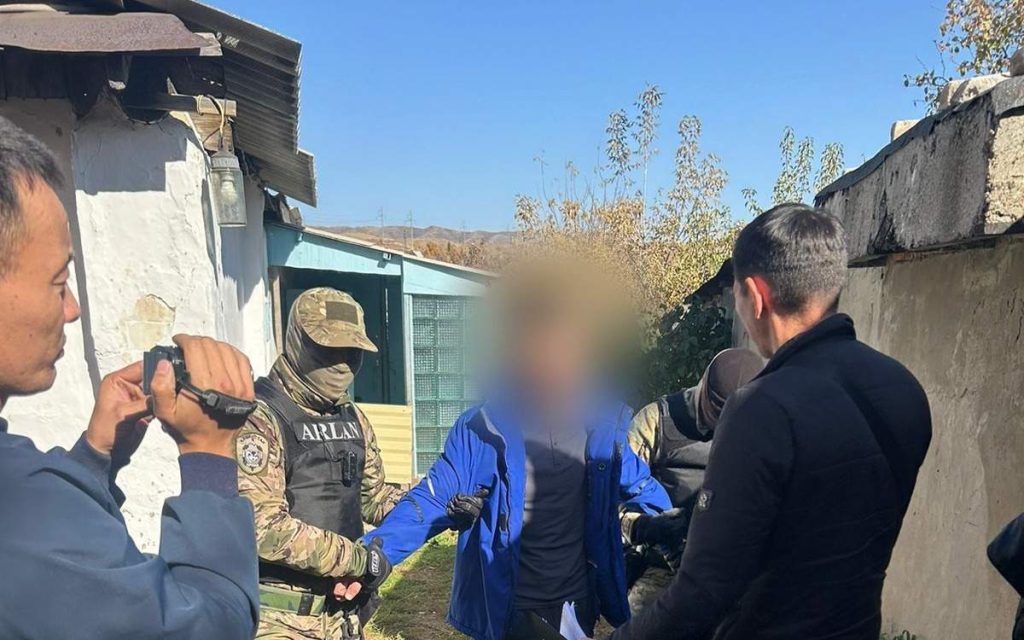 Өскеменде қарақшылар үйден 28 млн теңге мен зергерлік бұйымдарды ұрлап кеткен