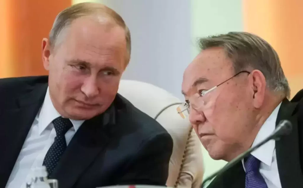 Назарбаевтың Мәскеуге сапары: Айдос Үкібай экс-президенттің әрекетін жуып-шайып жатыр