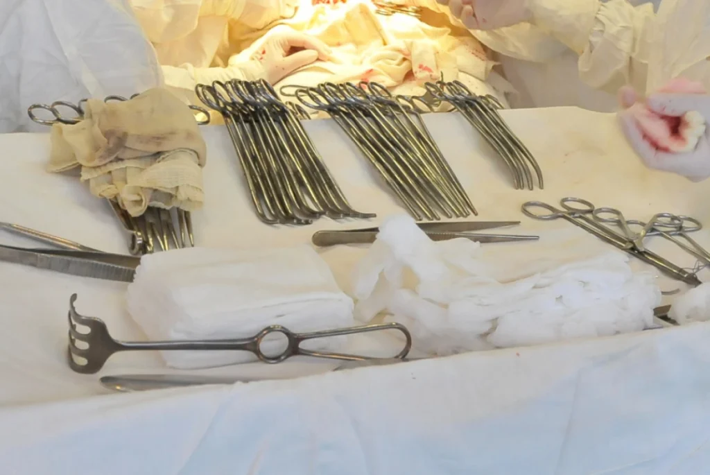 Алматыда дәрігерлер босанған әйелдің ішіне дәке қалдырып кеткен