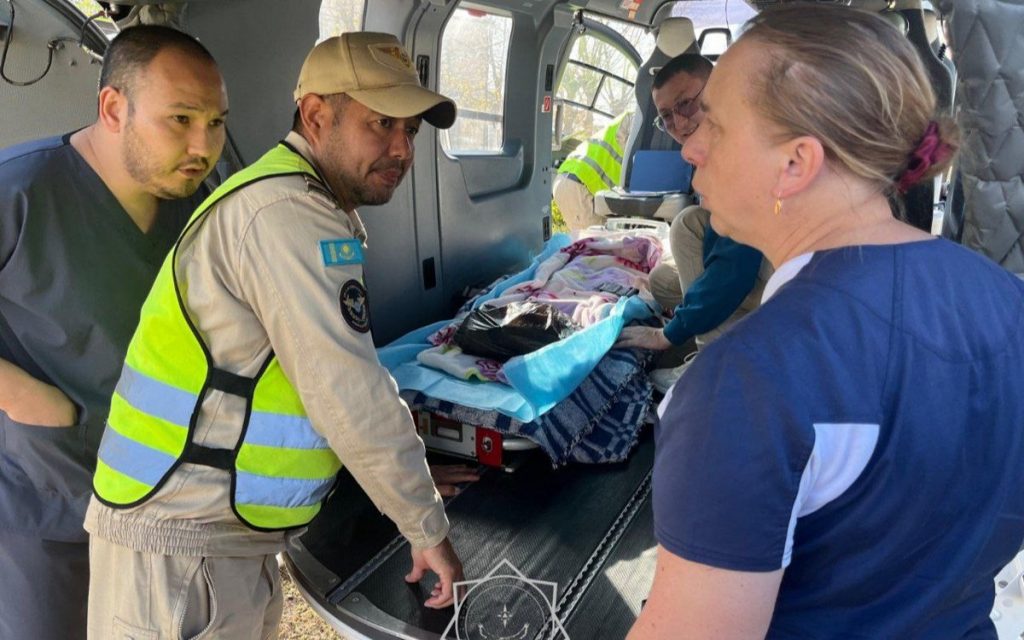 Жол апатынан зардап шеккен екі бала Атбасардан Көкшетауға тікұшақпен жеткізілді