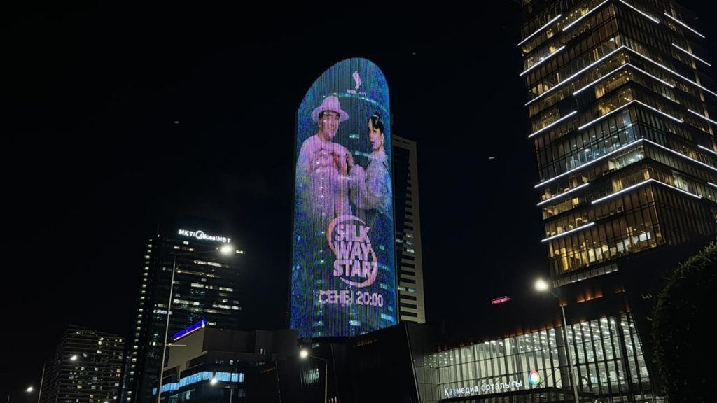 Астанада Silk Way Star жобасының жарнамасы ҚТЖ ғимаратының экранынан көрсетілді