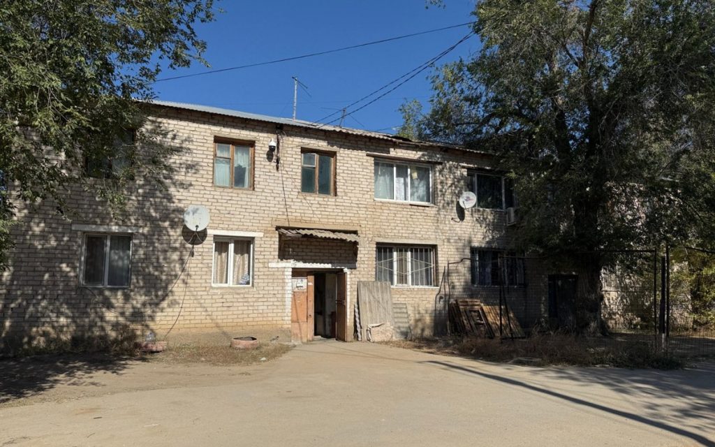 Ақтөбеде әкімдік жарты ғасыр бұрын салынған үйдің қирағалы тұрғанынан бейхабар