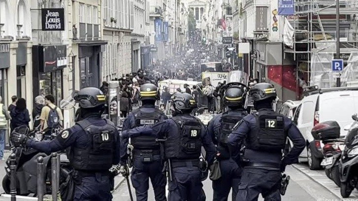 наразылар Экономика министрлігіне басып кірді