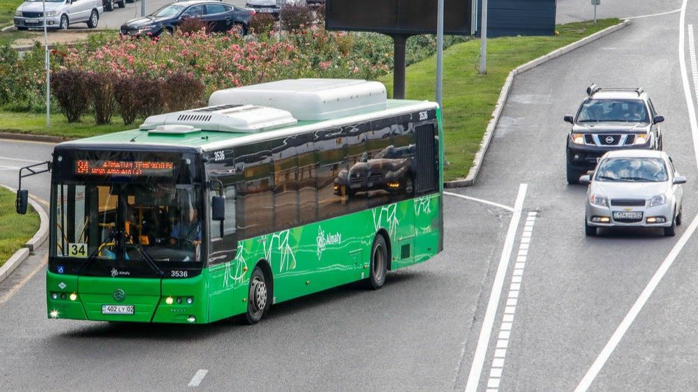 Алматыда жол жабыны опырылып, 13 автокөлік зақымданды