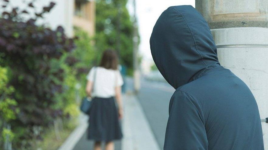 Жеке кеңістікті бұзғандарға қатаң жаза: сталкингке қарсы заң қабылданды