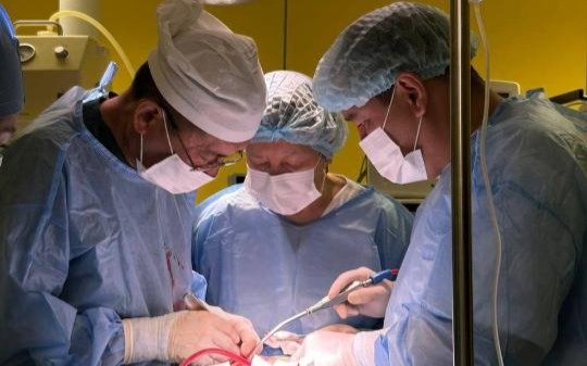 Алматыда дәрігерлер науқастың төменгі жақ сүйегін эндопротезбен алмастырды