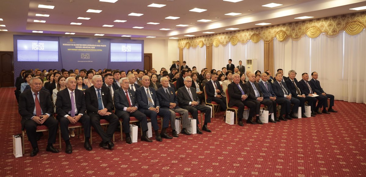 Дәретханадағы қызметшімен порно