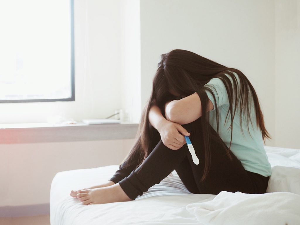 Оқушы қыз босанды: Жамбыл облысында сотқалдай әскери қызметкер 15 жастағы оқушымен төсектес болған