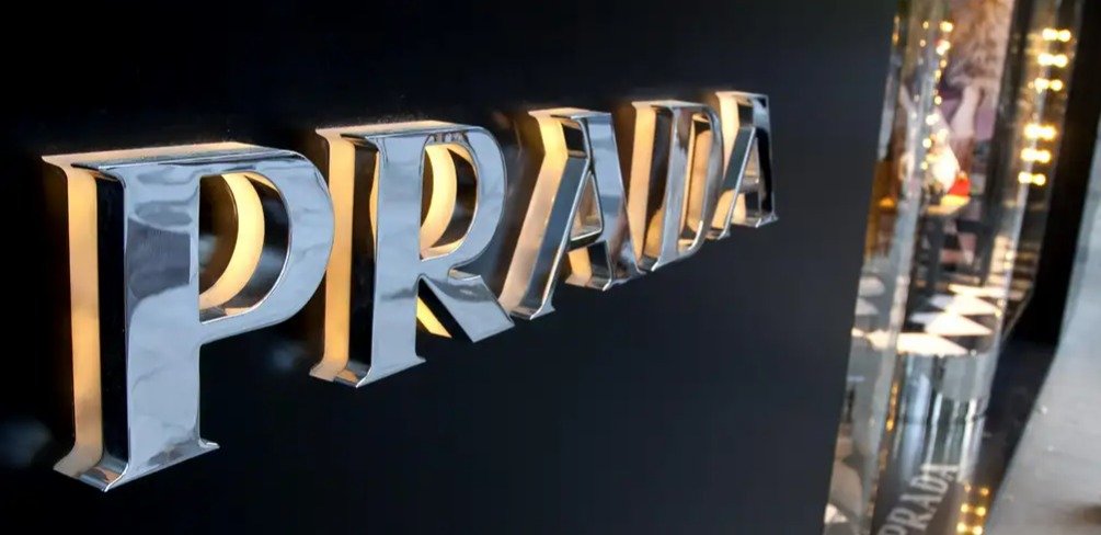 Prada компаниясы Versace сән үйін сатып алады