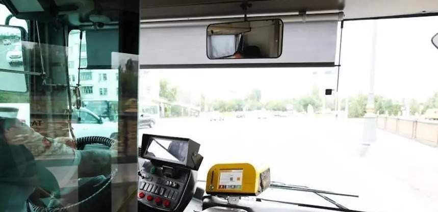 Павлодарда автобус жүргізушісі жолда телефонмен сөйлескені үшін айыппұл арқалады