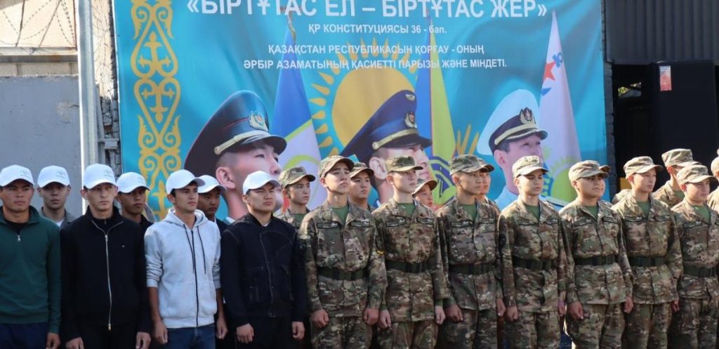 Шымкентте 35 жас сарбаз әскери борышын өтеуге аттанды