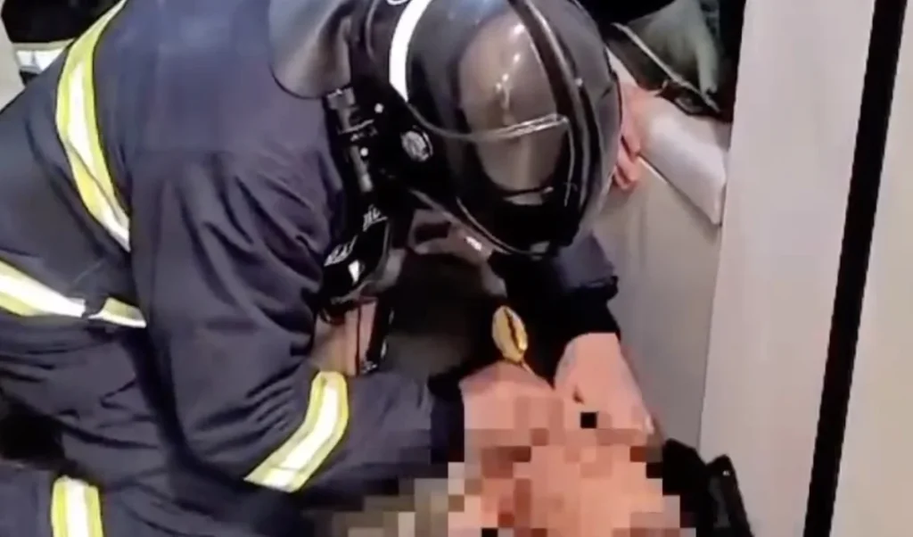 Қарағандыда өз пәтерінде есінен танып қалған ер адамға құтқарушылар көмекке келді