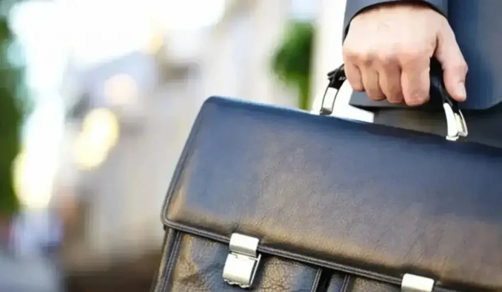 Павлодар облысында әкім мотоцикл мінген жас жігітті боқтаймын деп басы дауға қалды