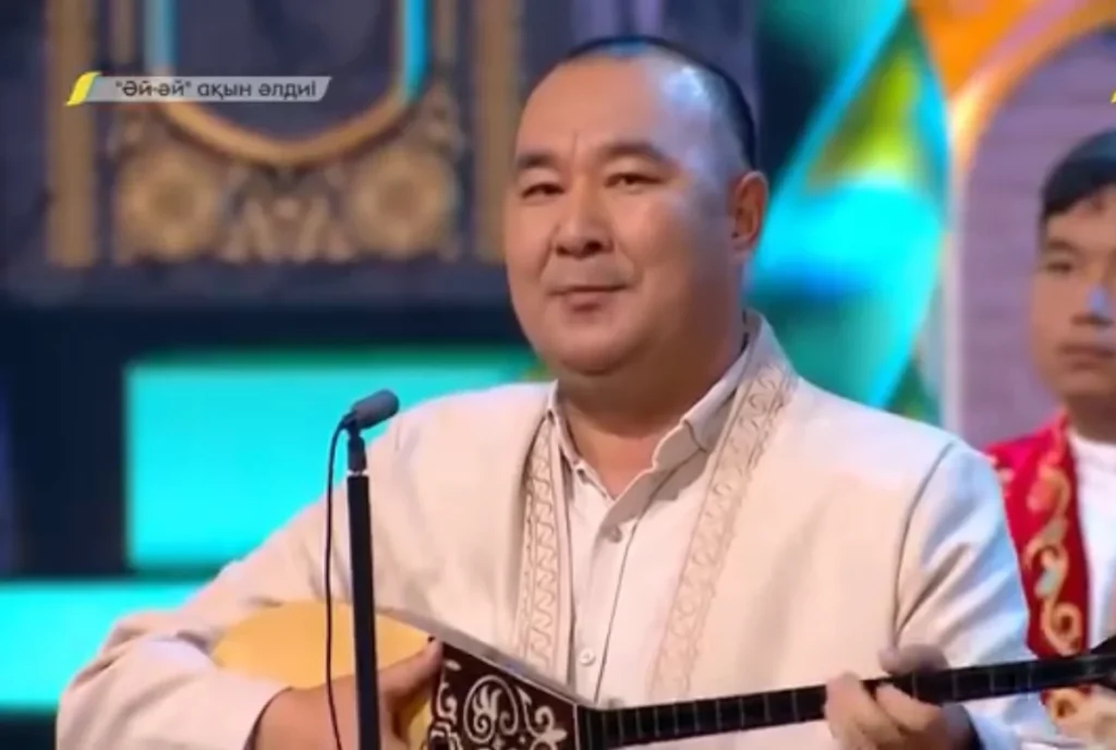Айтыскер Айбек Қалиевке пәтер кілті табысталды