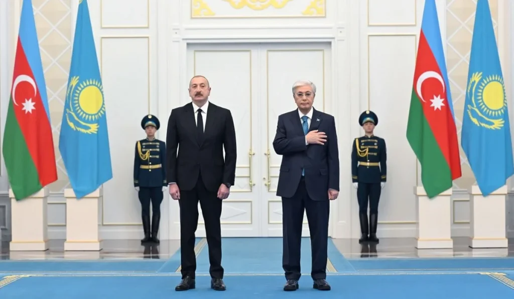 Тоқаев Ақордада Ильхам Әлиевті салтанатпен қарсы алды