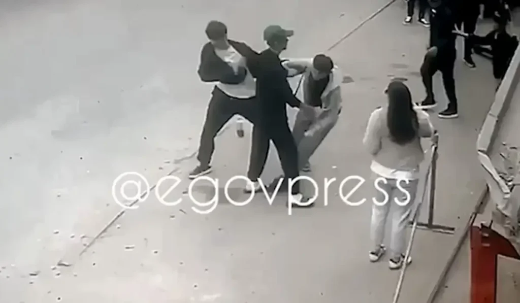 Алматыда жас жігіт көшедегі адамды бір ұрып сұлатты (ВИДЕО)