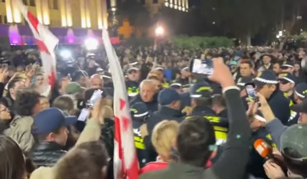 Грузиялықтар түрмедегі жалғыз журналист әйелді қолдап шеруге шықты