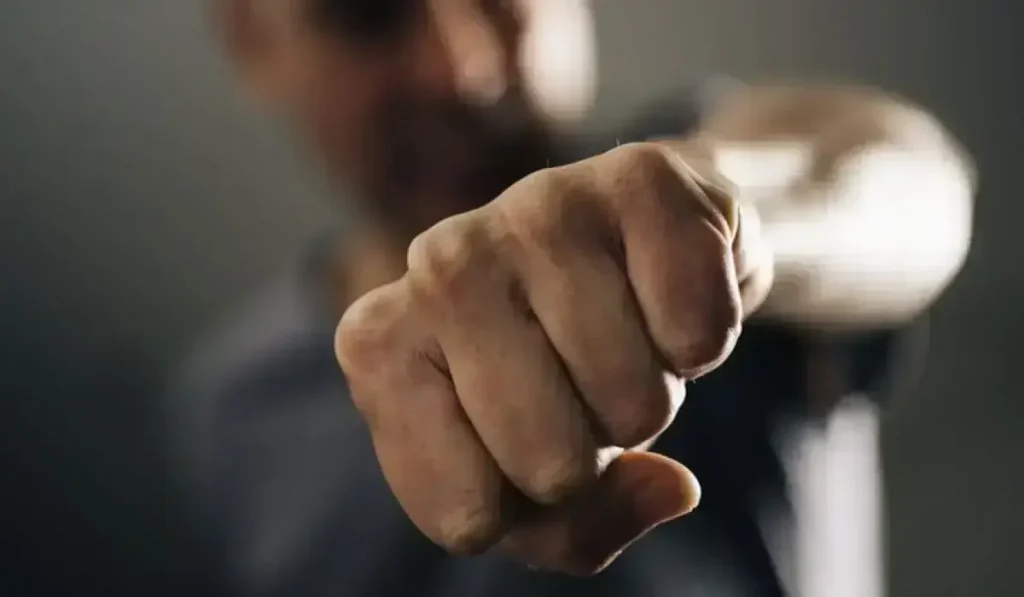 Павлодарда оқушының әкесі нашар баға үшін мұғалімді соққыға жықты