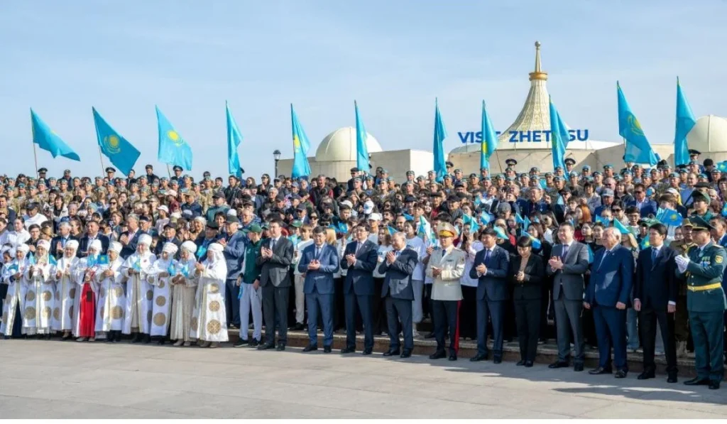 Жетісуда Республика күніне орай Мемлекеттік Ту көтерілді