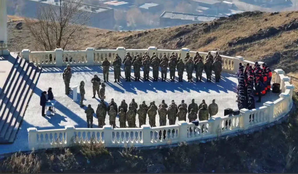 Құтқарушылар Республика күнін «Қазақстан» тауының шыңында атап өтті (ВИДЕО)