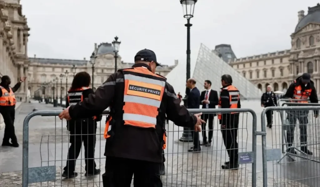 Францияда Лувр музейін тонады деген күдікке ілінген екі адам ұсталды
