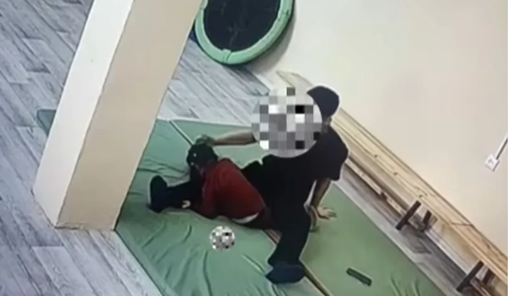 Екібастұзда жаттықтырушы ер адам ерекше қыз баланы жарты сағат бойы қинаған (ВИДЕО)