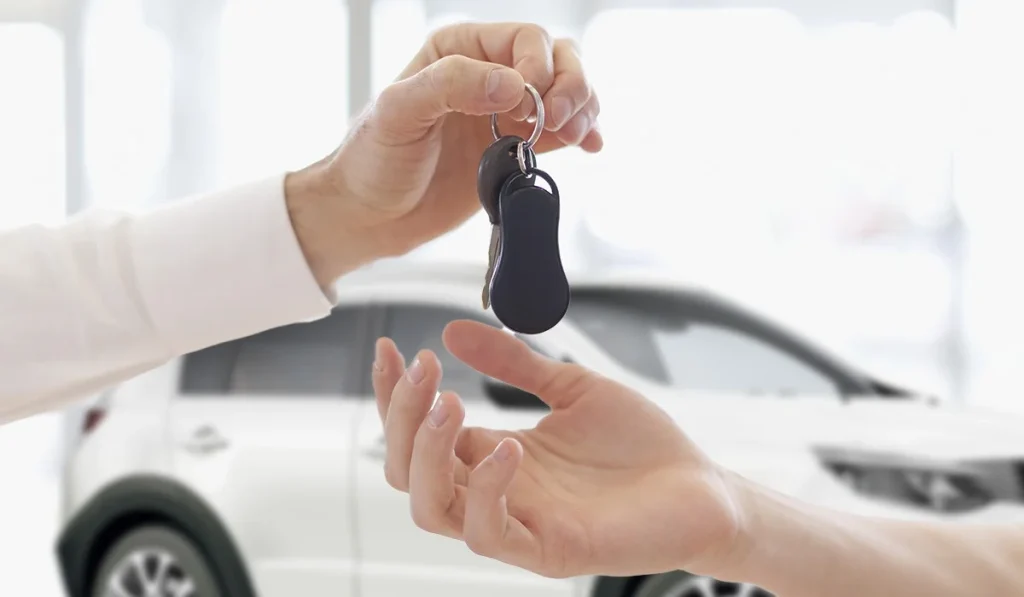 Астанада бір қызметкеріне жалақы төлей алмаған басшысы оған қымбат көлігін беруге мәжбүр болды